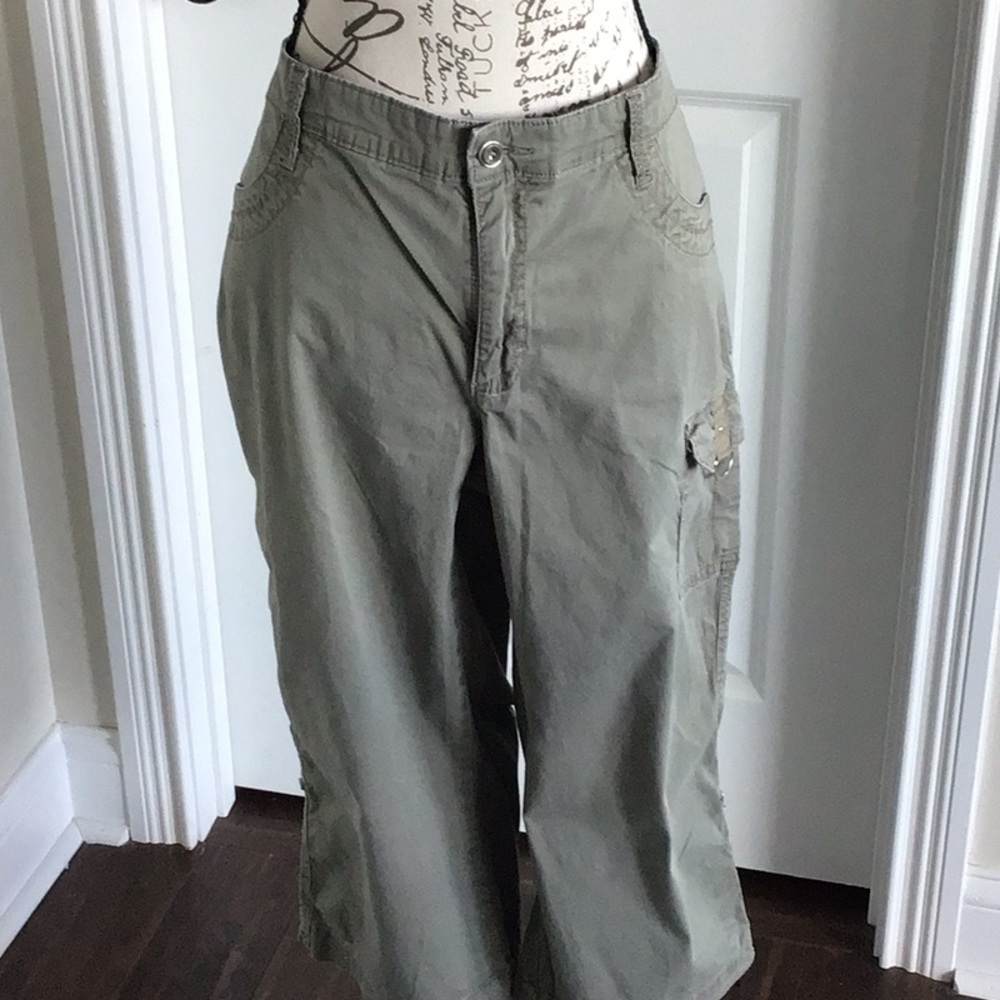 Lee just below the waist olive green cropped capri cargo pants Sz 12